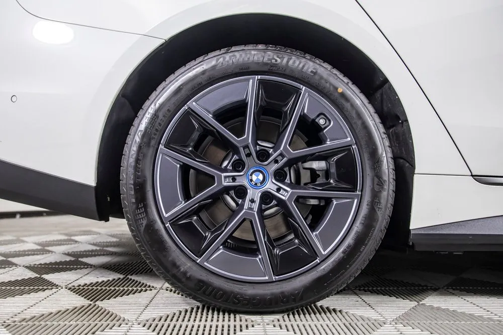 BMW i4 photo 38