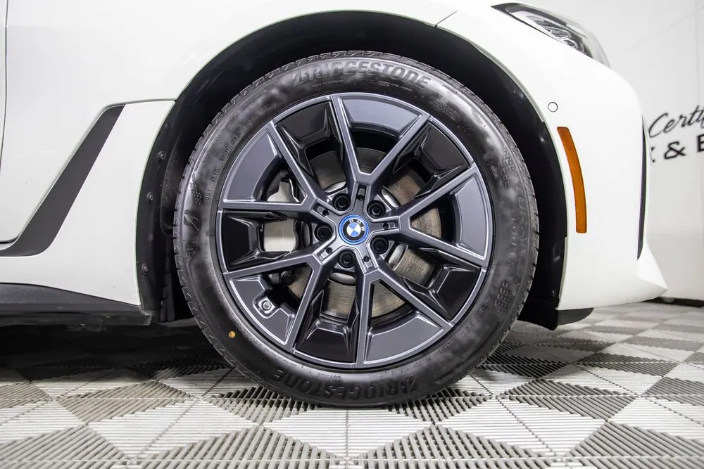 BMW i4 photo 37