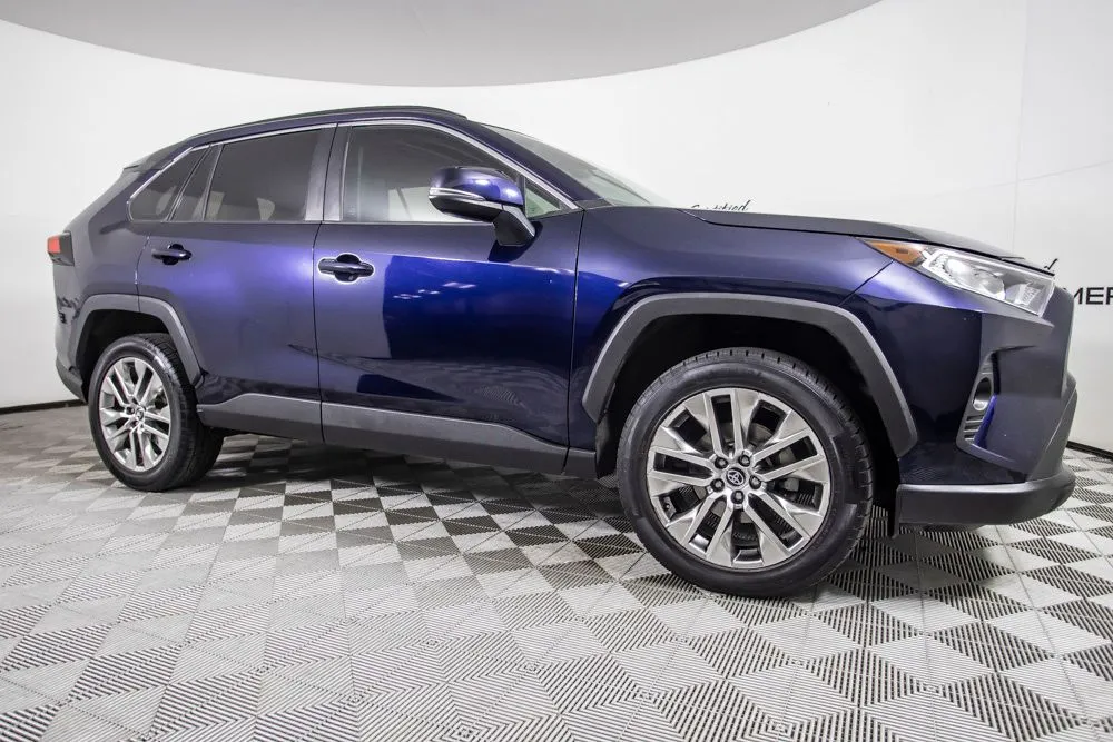 Toyota RAV4 photo 2