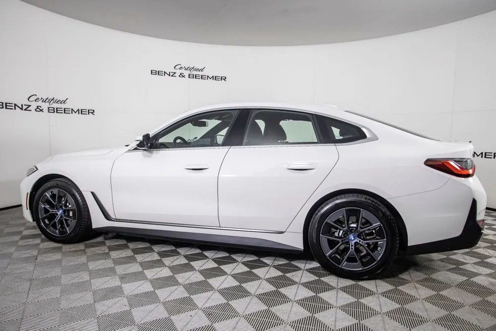 BMW i4 photo 11