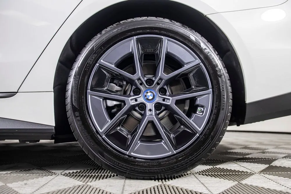 BMW i4 photo 41