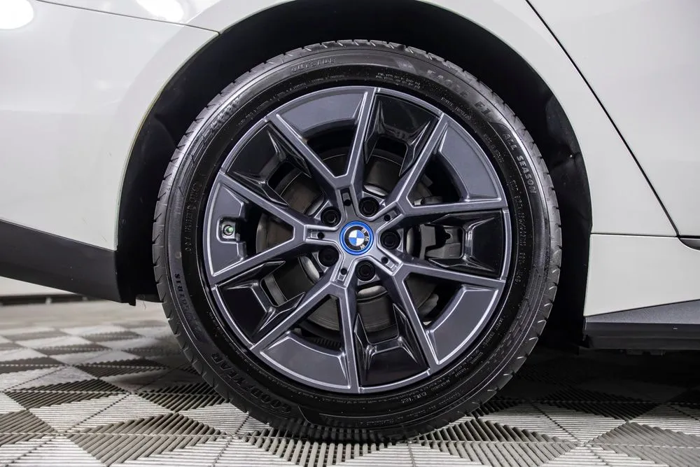 BMW i4 photo 40