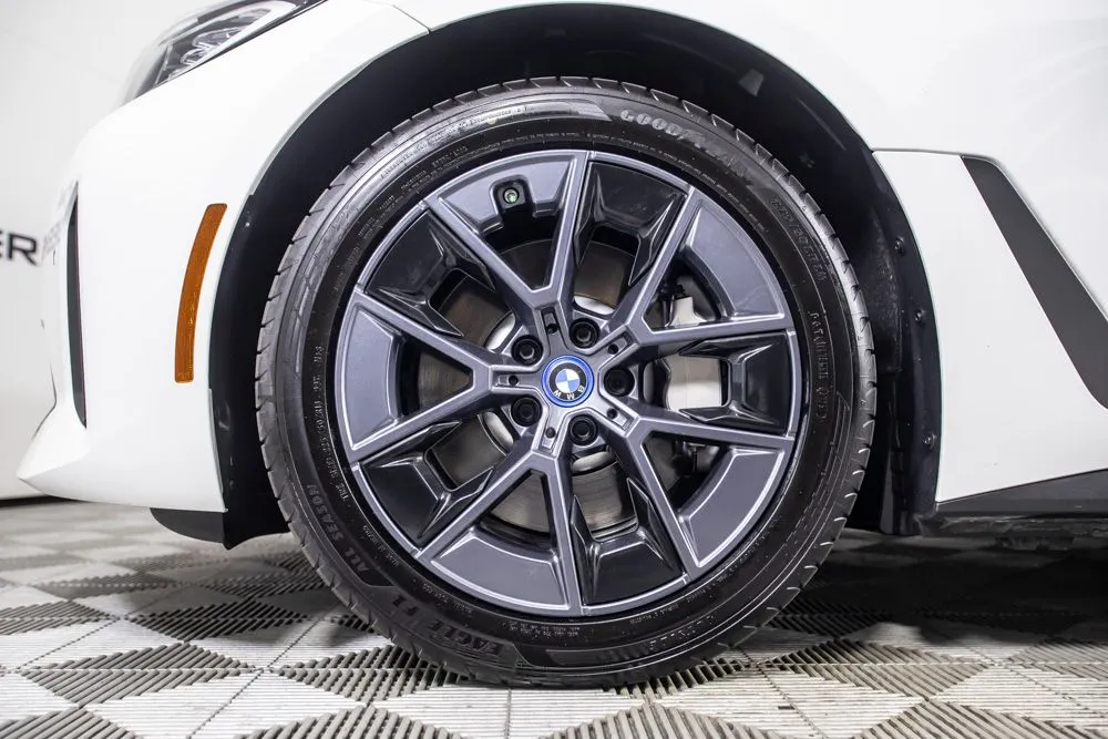 BMW i4 photo 38