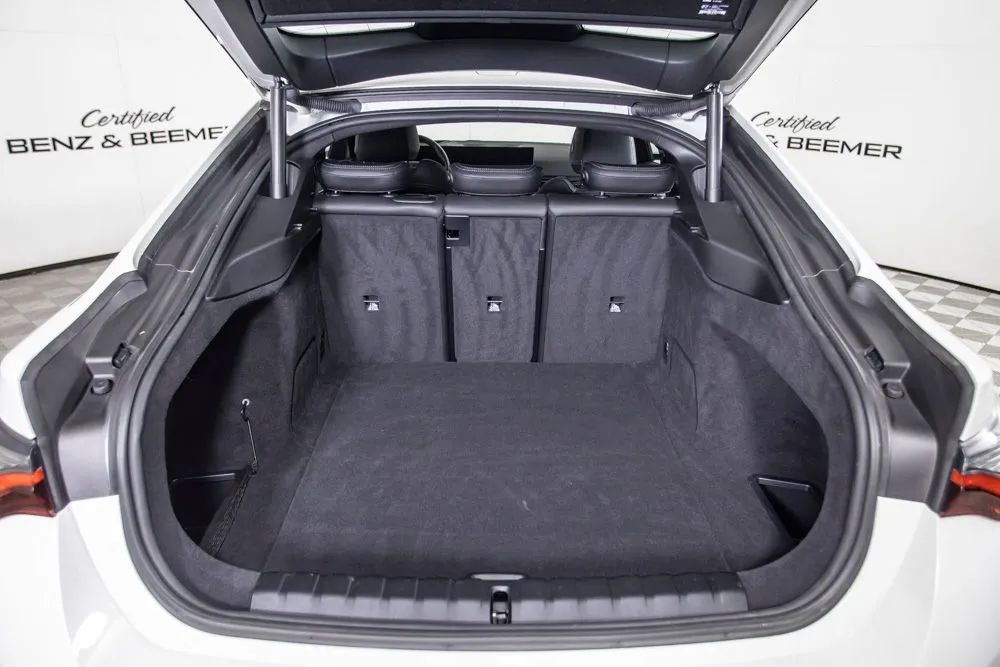 BMW i4 photo 8