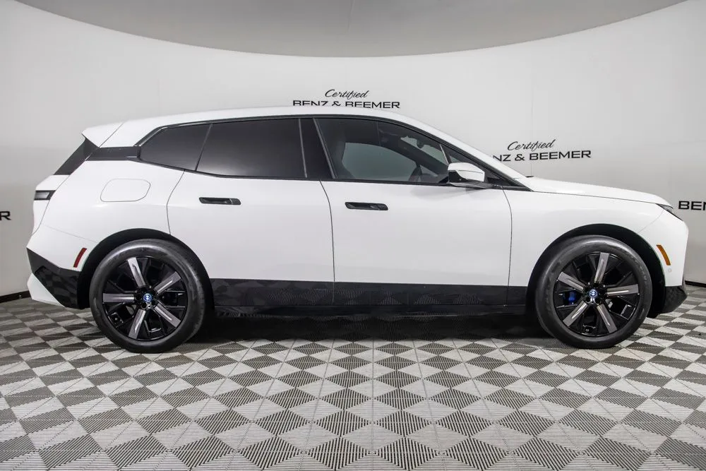 BMW iX photo 3