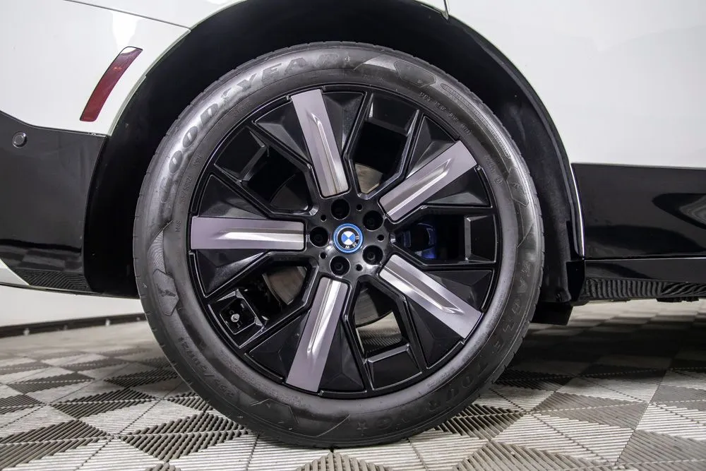 BMW iX photo 37