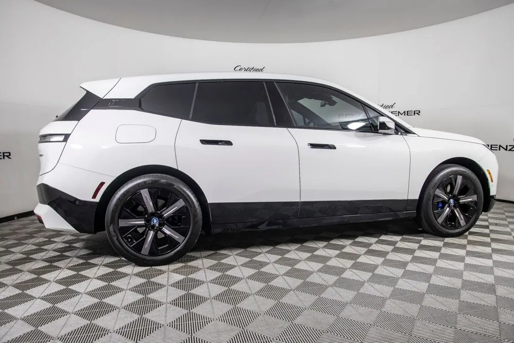 BMW iX photo 4