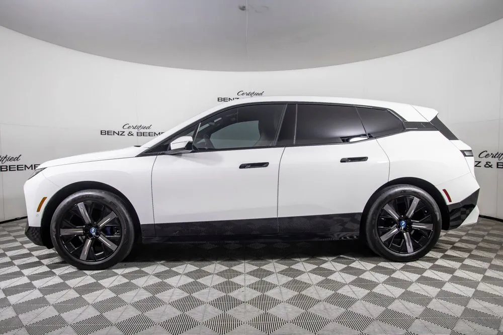 BMW iX photo 10