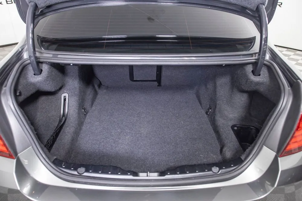 BMW 5 Series photo 8