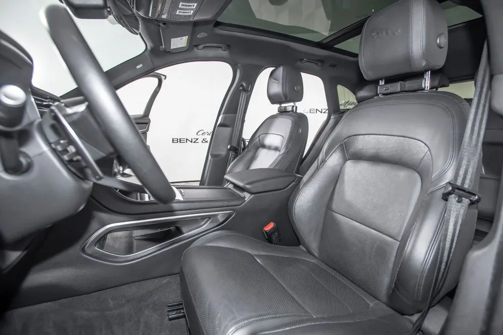 Jaguar F-PACE photo 13