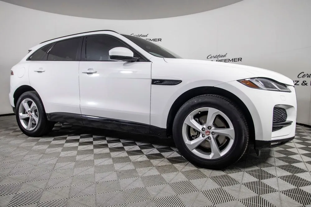 Jaguar F-PACE photo 2