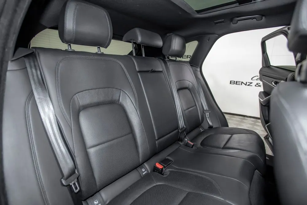 Jaguar F-PACE photo 15