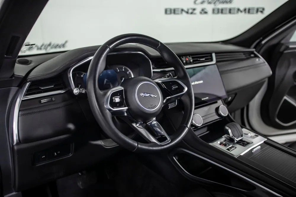 Jaguar F-PACE photo 21