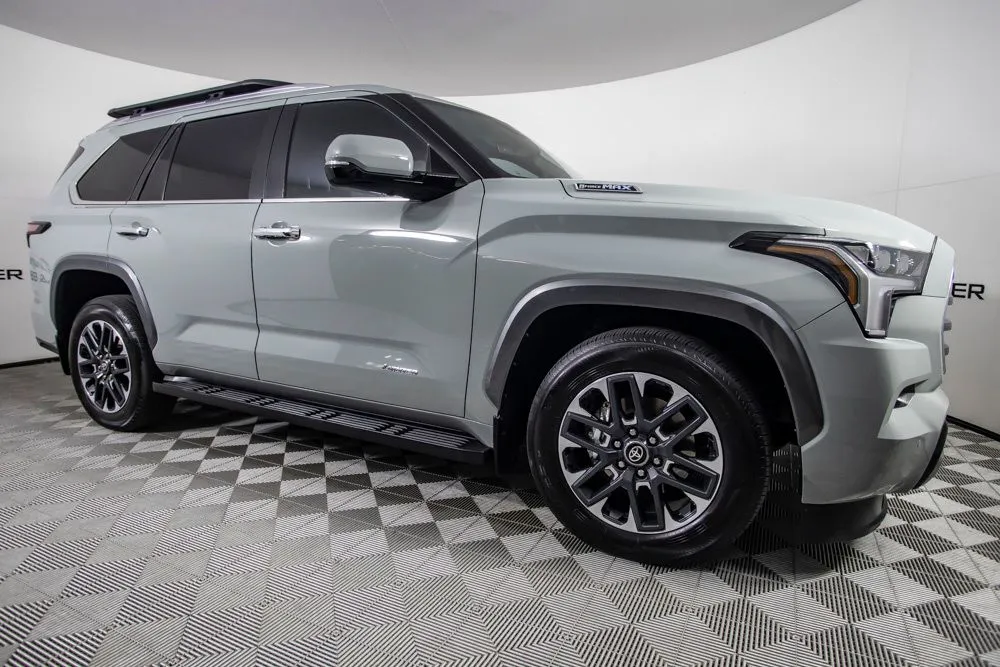 Toyota Sequoia photo 2