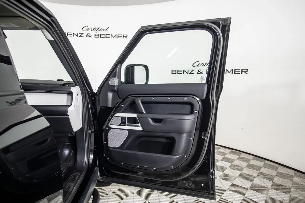 Land Rover Defender photo 22