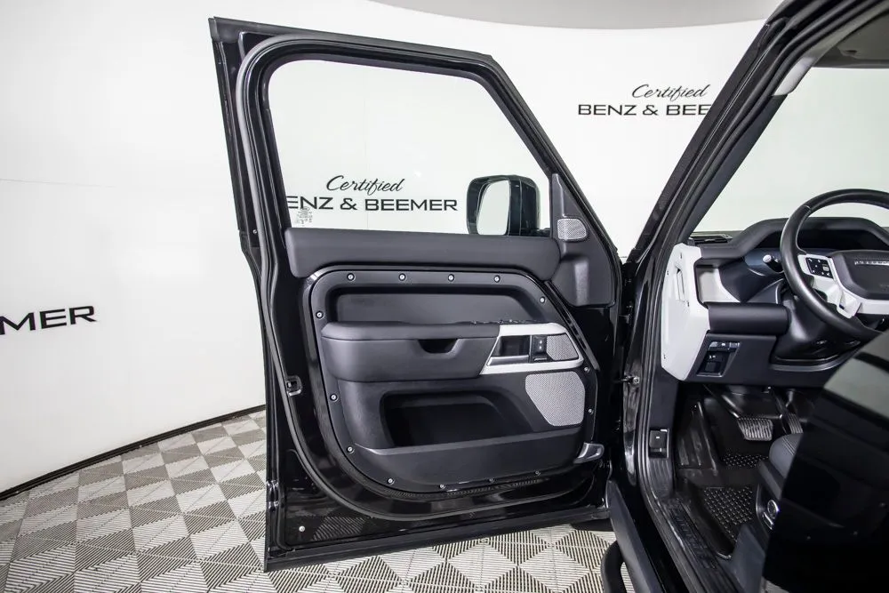 Land Rover Defender photo 21