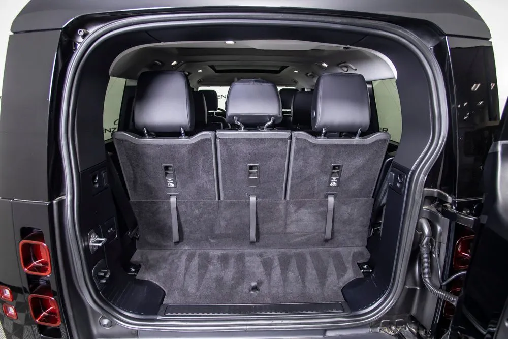 Land Rover Defender photo 8