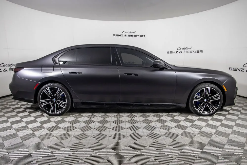 BMW i7 photo 3