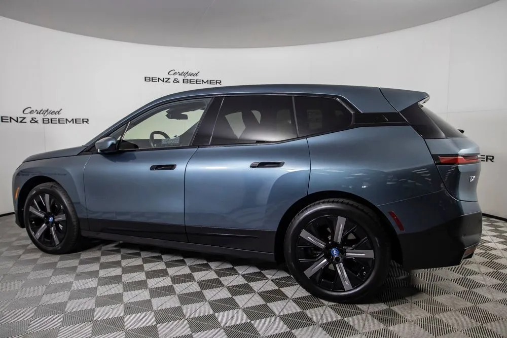 BMW iX photo 11
