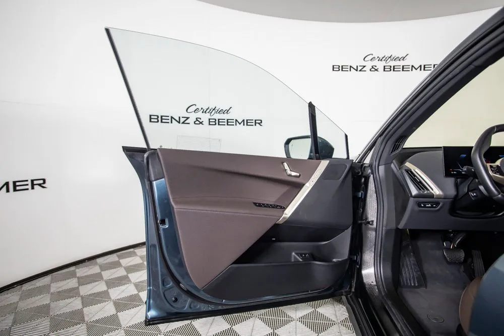 BMW iX photo 17