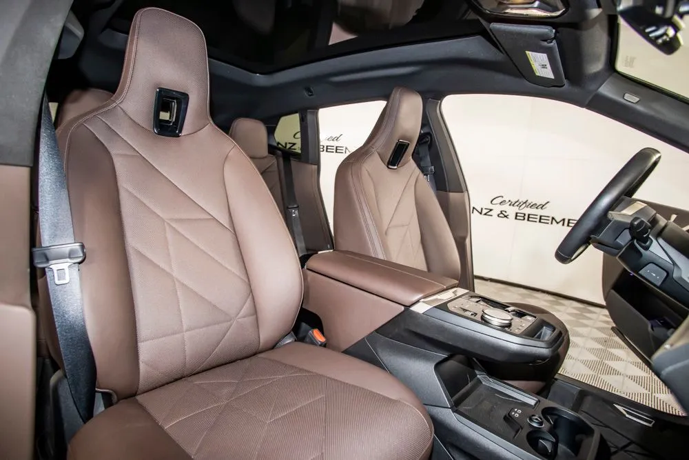 BMW iX photo 16