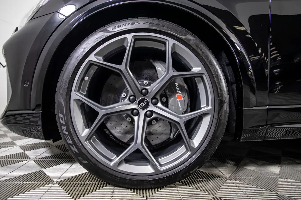 Audi RS Q8 photo 38