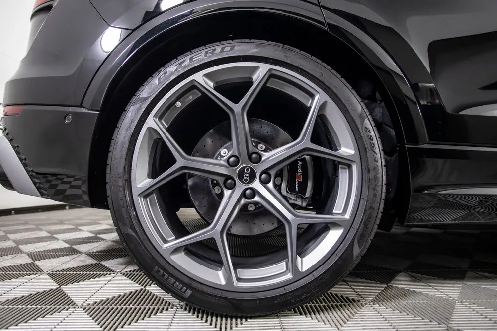Audi RS Q8 photo 40