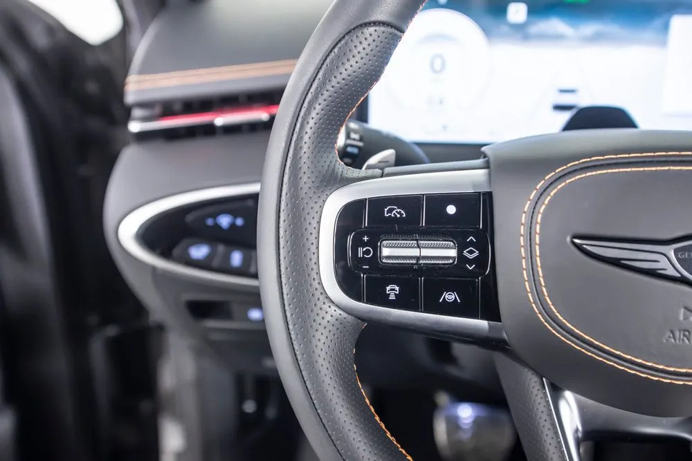 Genesis GV70 photo 38