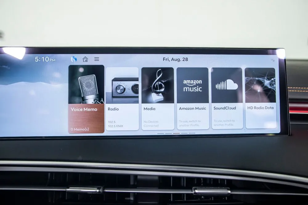 Genesis GV70 photo 29
