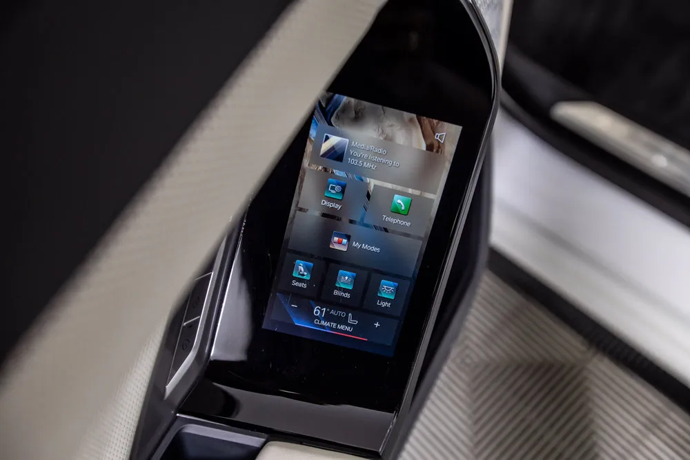 BMW i7 photo 19