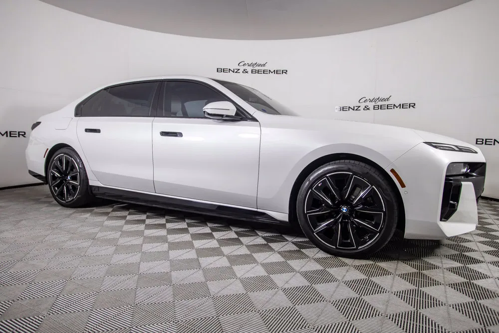 BMW i7 photo 2