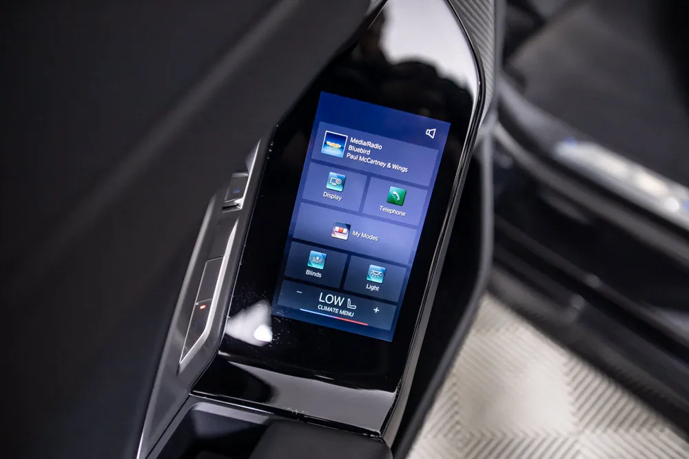 BMW 7 Series photo 38