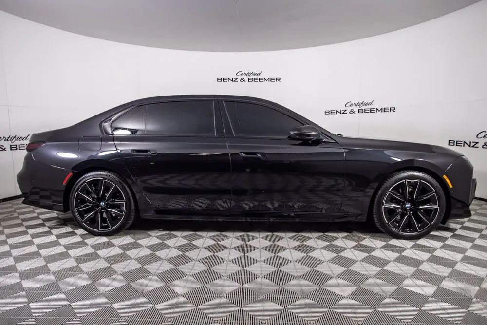 BMW 7 Series photo 3