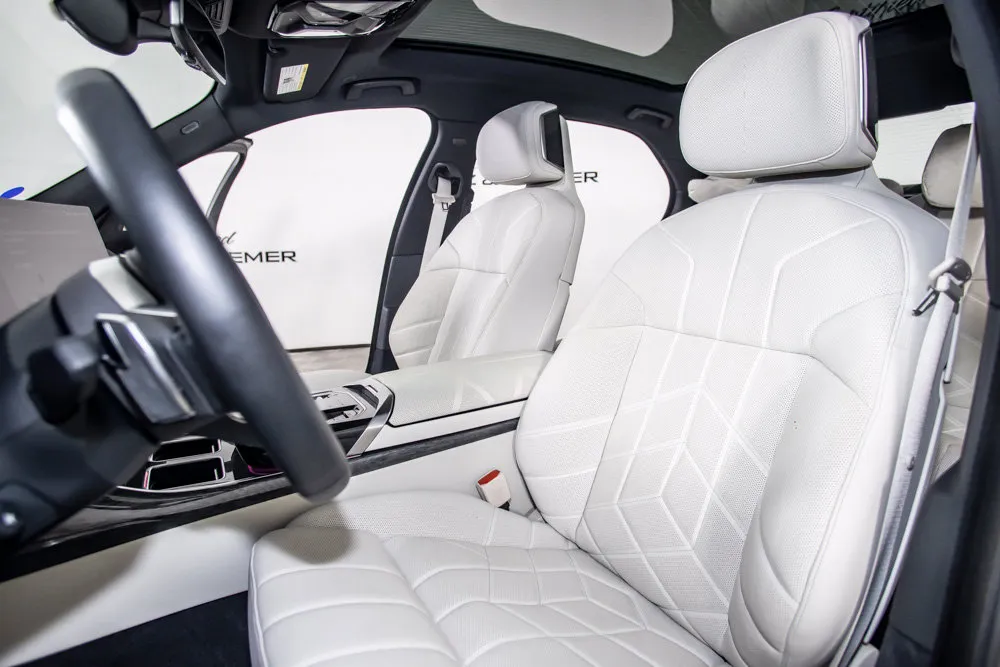 BMW i7 photo 13