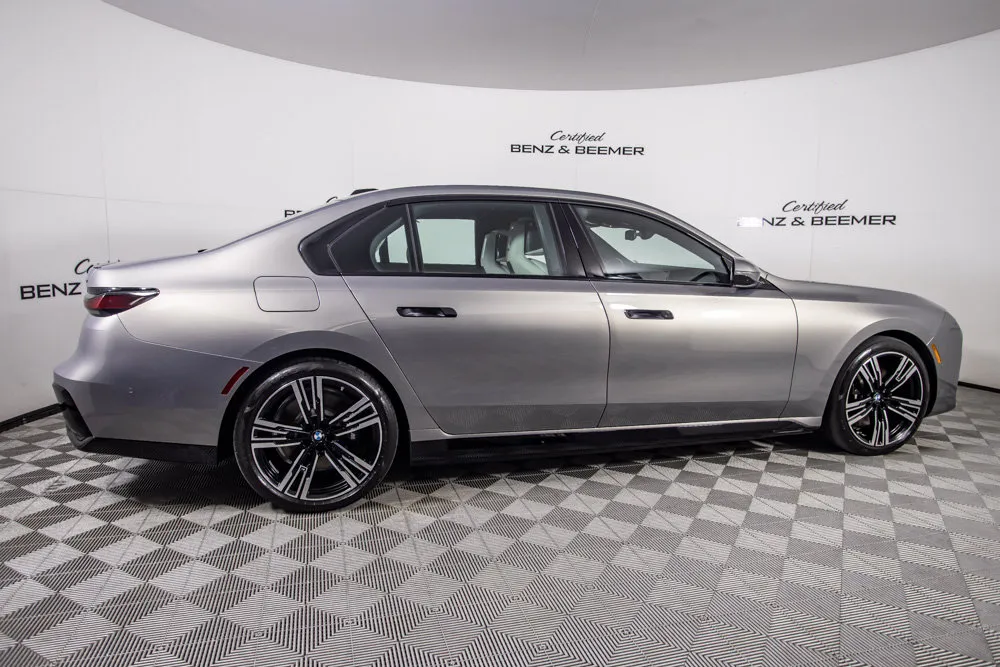 BMW i7 photo 3