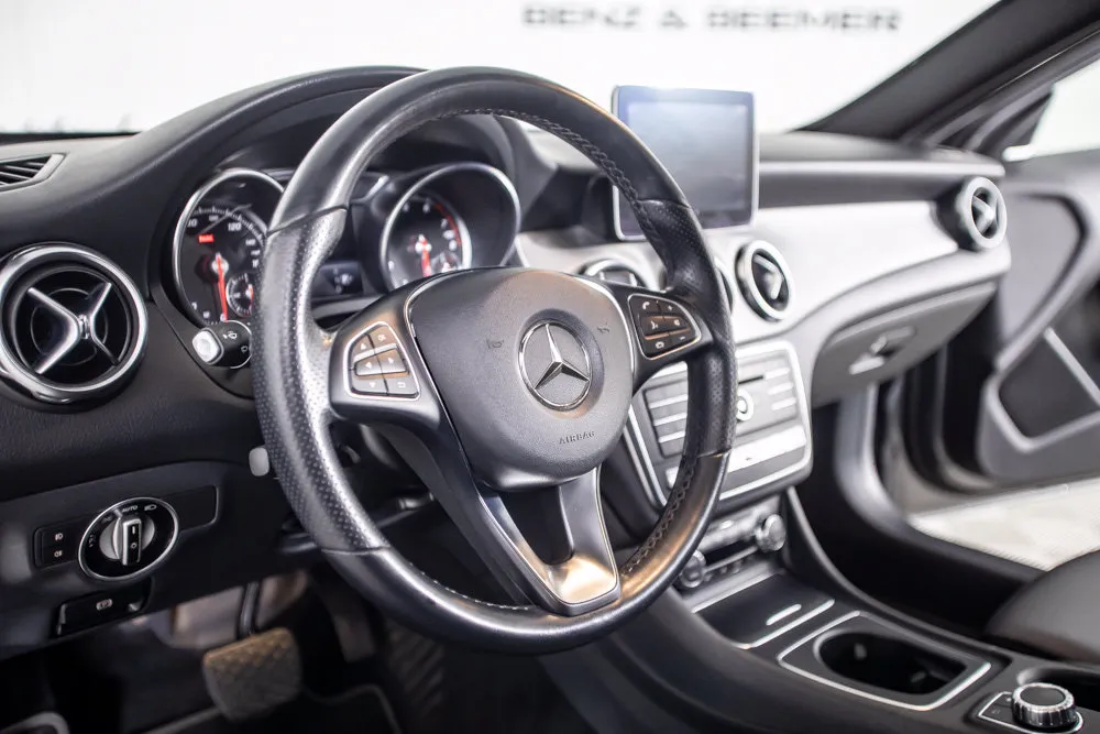 Mercedes-Benz GLA photo 21