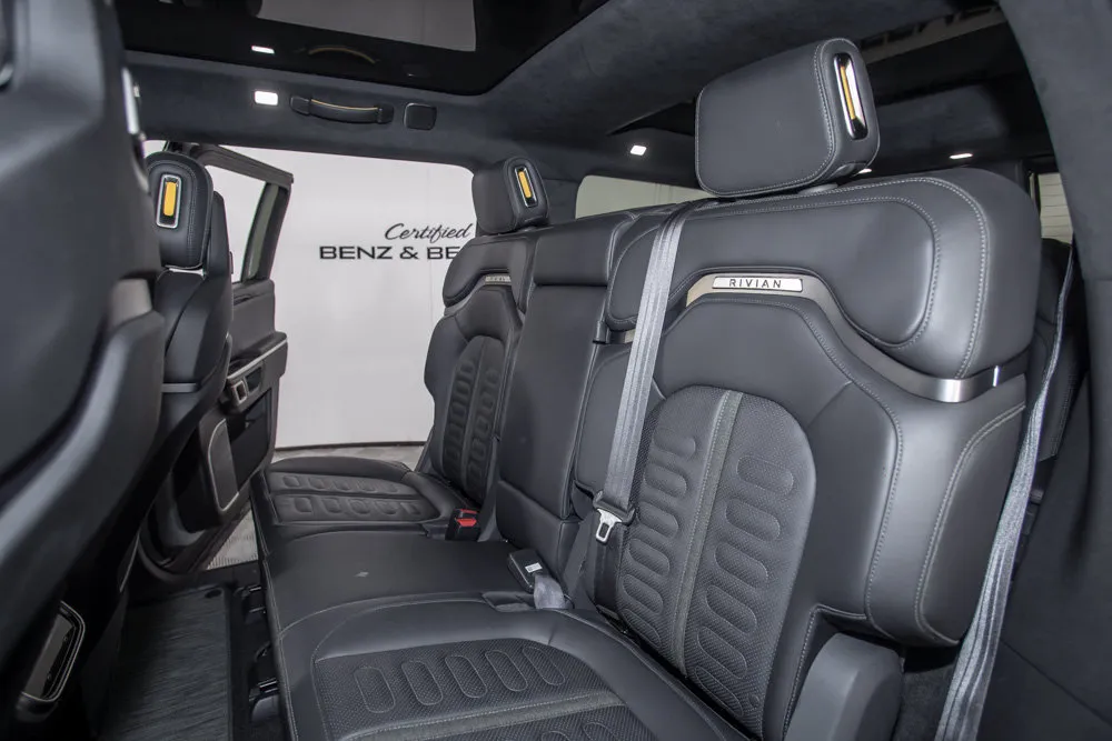 Rivian R1S photo 15