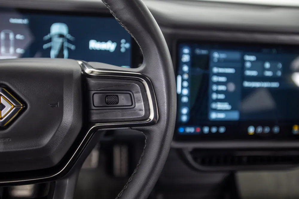 Rivian R1S photo 38