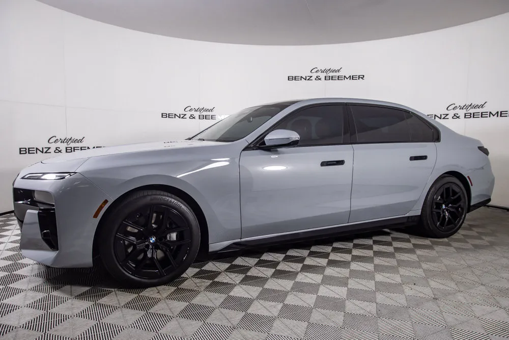 BMW 7 Series photo 9
