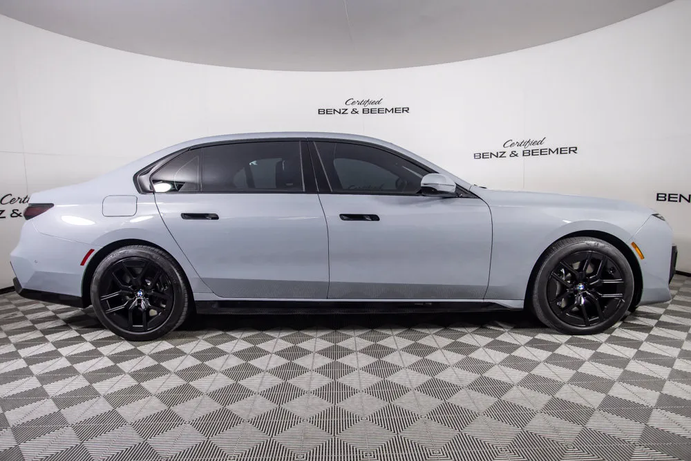 BMW 7 Series photo 3
