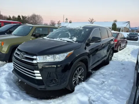 Red 2018 Toyota Highlander for sale in Brighton, MI