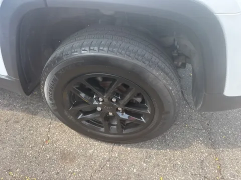 More photos of 2022 Jeep Grand Cherokee Laredo at Brighton Motors, MI