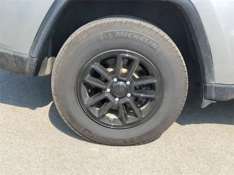 More photos of 2019 Jeep Grand Cherokee Laredo E at Brighton Motors, MI