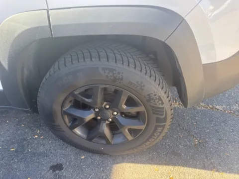 More photos of 2016 Jeep Cherokee Trailhawk at Brighton Motors, MI