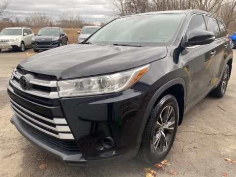 Photos of 2018 Toyota Highlander for sale in Wixom, MI at Wixom Motors