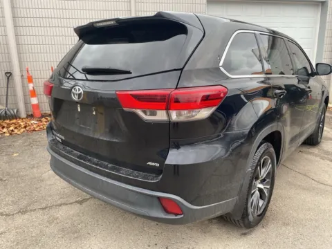 More photos of 2018 Toyota Highlander at Wixom Motors, MI