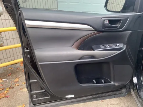 More photos of 2018 Toyota Highlander at Wixom Motors, MI