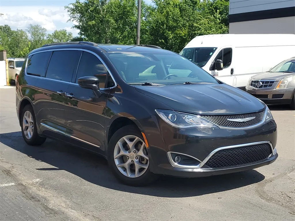 Black 2017 Chrysler Pacifica Touring L for sale in Wixom, MI