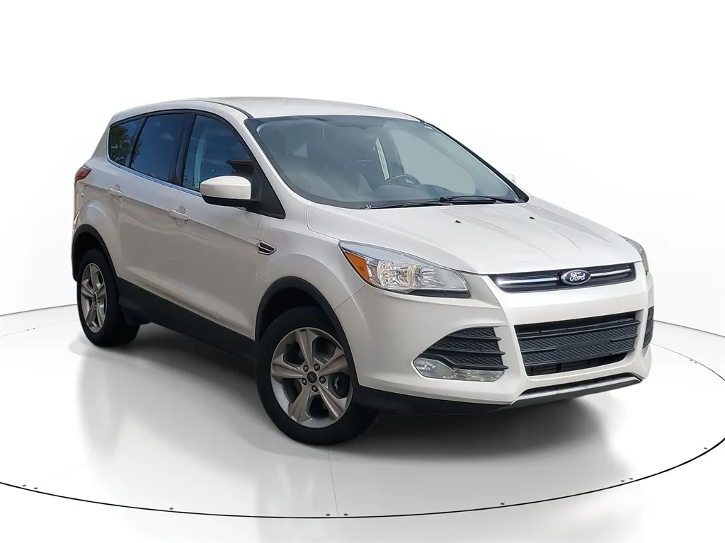 White 2015 Ford Escape SE for sale in Wixom, MI