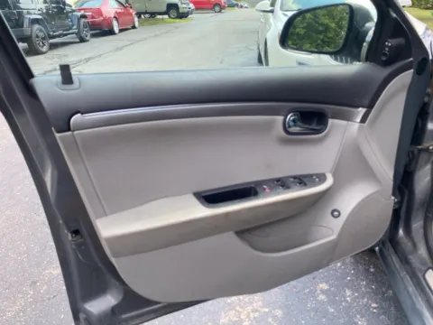 More photos of 2008 Saturn Aura XE at Wixom Motors, MI